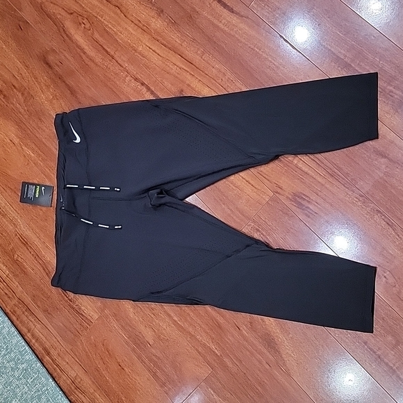 NWT plus size 1X Nike crop leggings